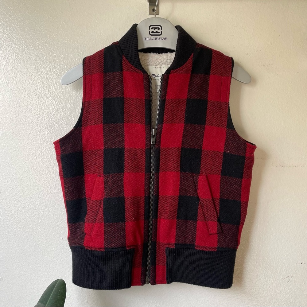 Madewell Buffalo Plaid Sherpa-Lined Vest in Red/Black - Medium